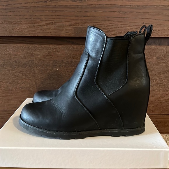 Target Universal Thread Sorel Dupe 